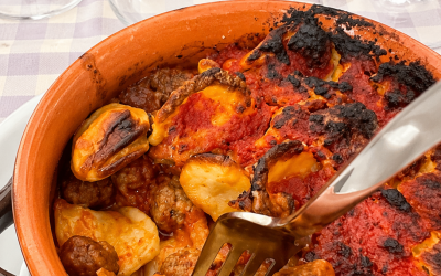 Le orecchiette nella terrina di terracotta: il rito della domenica nella tradizione pugliese.